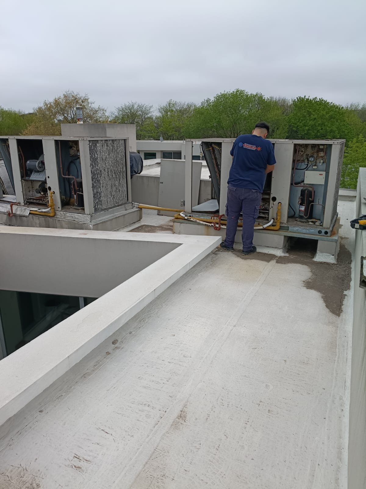 Trabajo de instalación y refrigeración por Tecniclima